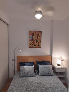 フエンヒロラにあるfrancisco cano. bolichesのベッドルーム1室(ベッド1台付)が備わります。壁に絵が飾られています。