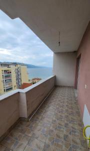 balcón con vistas al océano en Lucky's apartment, a place to be, en Pogradec