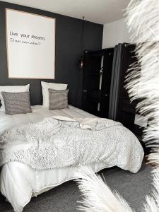 سرير أو أسرّة في غرفة في Le cocon Blånc Metz - T2 - Parking privé - Balcon - Nouvelle Ville, Gare