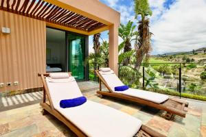 - 2 lits sur la terrasse d'une maison dans l'établissement Villa With Private Pool In Luxury Golf Resort, à Salobre