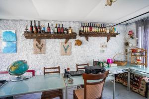 una stanza con tavolo e bottiglie appese al muro di Sighnaghi Art Hotel a Sighnaghi