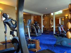 einen Fitnessraum mit Kardiogeräten in einem Hotelzimmer in der Unterkunft TI AL LANNEC Hotel - Restaurant & Spa in Trébeurden