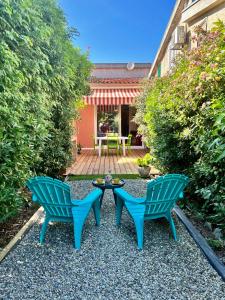 zwei blaue Stühle und ein Tisch im Hof in der Unterkunft Casa Marana in Borgo