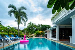 Peldbaseins naktsmītnē Nava Private Pool Villa in Pattaya with Mini Golf, Massive Swimming Pool, Pet- Friendly vai tās tuvumā
