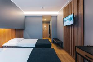 Ένα ή περισσότερα κρεβάτια σε δωμάτιο στο Go Hotel Shnelli