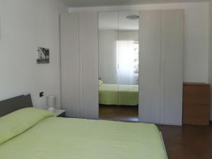 科莫的住宿－I due archi，一间卧室配有绿色的床和镜子