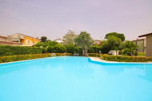 ein großer blauer Pool im Hof in der Unterkunft Villa Oliveto 24 in Bardolino
