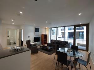Fully Serviced One Bed Apartment in Royal Wharf