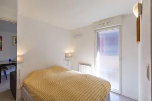 a bedroom with a bed and a window and a desk at Appt 4 pers tout équipé hypercentre village fibre garage draps fournis in Saint-Lary-Soulan