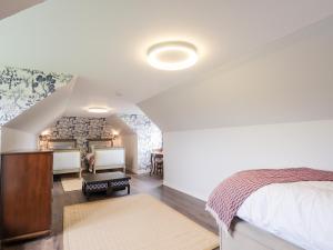 una camera con letto e scrivania di Challenger Lodge a Lairg