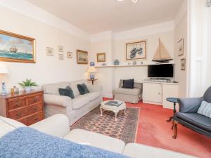 a living room with a couch and a tv at 29b Lower Street in Dartmouth