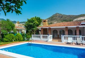 basen przed domem w obiekcie Villa Yanna w mieście Benalmádena