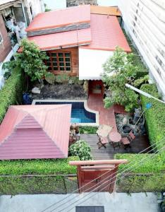 暖武里的住宿－Aran Cottage Ngamwongwan The Pool Villa in japanese Garden，后院的顶部景色,房子