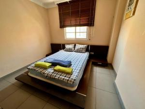 ein kleines Schlafzimmer mit einem Bett und einem Fenster in der Unterkunft "Flora B&B "- Rooms in Privat Home in Maspalomas