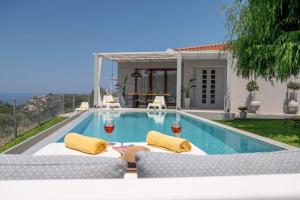 Gallery image of Elegant new villa,with pool,BBQ, ping pong table & gym facilities, just 2km from the town! in Rethymno Town