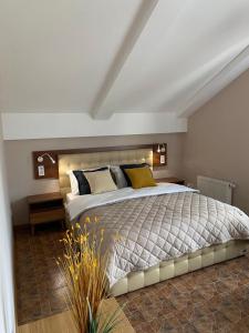 1 dormitorio con 1 cama grande en una habitación en Grigliata Motel and Pool en Glevakha