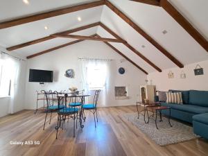 Televízia a/alebo spoločenská miestnosť v ubytovaní Studio apartman u renesansnoj vili