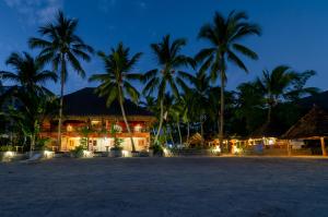 un hotel en la playa por la noche en La Plage de Le Zahir, en Nosy Be 10 fotos más