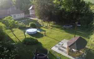 eine Luftansicht auf einen Hof mit Spielplatz in der Unterkunft Fónagy Apartmanok in Nagyvisnyó