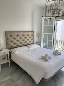 エステポナにあるSeaside condo with pool, Marbellaのベッドルーム1室(大型ベッド1台、タオル2枚付)