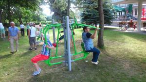 OSW BALTIC Sopot في سوبوت: شخصان يلعبان في ملعب في حديقة