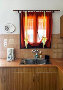 Küche/Küchenzeile in der Unterkunft Andros escape - a cosy 1bed flat