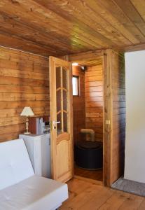 ein Zimmer mit einer Tür in einer Holzhütte in der Unterkunft Papli suvemajake in Haapsalu