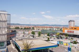 widok na miasto z budynkami i ulicą w obiekcie New Favoriten w Wiedniu