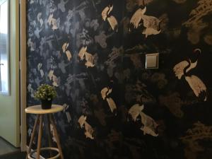 una habitación con una pared con aves pintadas en ella en Just For Sleep-daily stay 8pm to 10am Apres votre arrivee dans le batiment d'entree, contact I'hote via le message ici de reservation pour l'enregistrement I'entree dans la propriete sans I'approbation est interdite-Resevation d'un tiers est inacceptable- en Bobigny