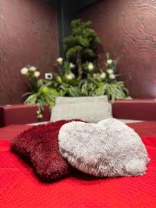 duas toalhas estão sentadas numa mesa vermelha em DEVILTHON SUITE NETTUNO em Nettuno