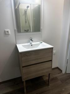 Koupelna v ubytování leBel endroit 145m2 , terrain et terrasse de 350m2 au coeur des commerces ,à proximité de la mer et tous services inclus + 11 fotografií