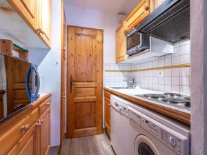 Kitchen o kitchenette sa Appartement Val-d'Isère, 3 pièces, 5 personnes - FR-1-694-154