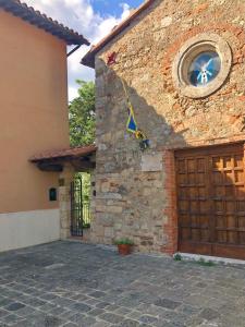 馬薩馬里蒂馬的住宿－La Villa del Borgo，砖砌的建筑,有门和窗户