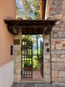 einen Eingang zu einem Gebäude mit einem Eisentor in der Unterkunft La Villa del Borgo in Massa Marittima