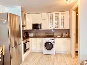 A kitchen or kitchenette at Charming Studio Flat In Sollentuna, Stockholm