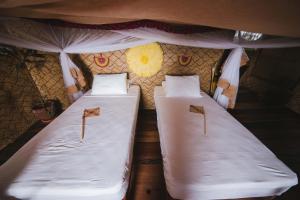Postel nebo postele na pokoji v ubytování Kizingo Beach Eco Lodge