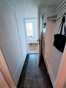 pasillo con puerta y habitación con mesa en Lidda Apartment in residential area en Varna