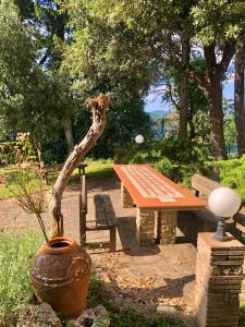 マッサ・マリッティマにあるLa Villa del Borgoの公園内のピクニックテーブルとベンチ