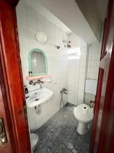 カシュにあるSalina Pansiyonのバスルーム(洗面台、トイレ付)
