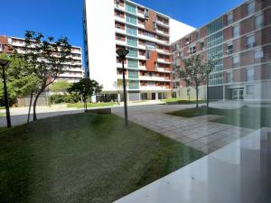 une cour dans un bâtiment avec des arbres et des bâtiments dans l'établissement Alta Lisboa Apartment, à Lisbonne