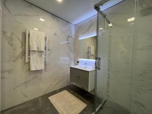 une salle de bains avec douche, lavabo et miroir dans l'établissement Alta Lisboa Apartment, à Lisbonne 21 autres photos