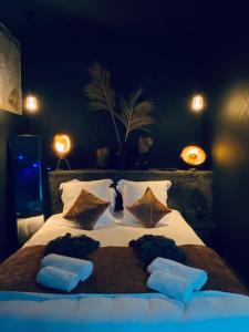 a bedroom with a large bed with white sheets and pillows at La Shelby avec terrasse privée in Bordeaux
