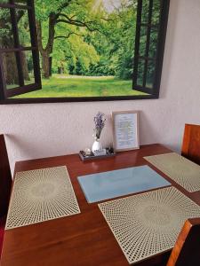 uma mesa de jantar com uma foto de uma árvore em Olomouc em Olomouc