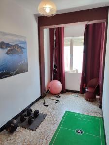 a living room with a table with a golf ball on it at Villa T de Pescadores in Dumbría