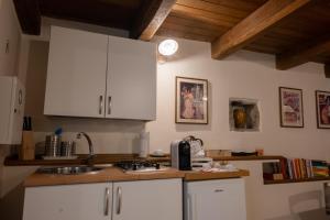 Kuchyň nebo kuchyňský kout v ubytování B&B Dimora Cigno