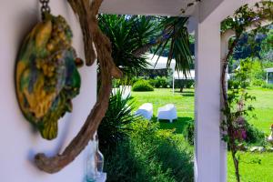 uma vista para o jardim a partir do alpendre de uma casa em Cantine Cipri Resort em Palmi