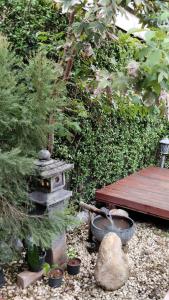 暖武里的住宿－Aran Cottage Ngamwongwan The Pool Villa in japanese Garden，一个带木桌和炉灶的花园