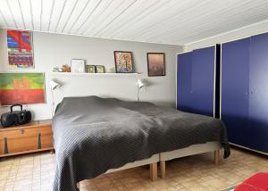 Postel nebo postele na pokoji v ubytování Cottage on the Dalboslatten near Lake Vanern