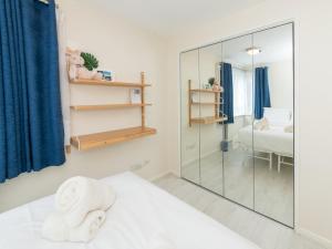 a bedroom with a glass shower and a bed at Pass the Keys Cosy Flat close to Train Station and Centre in Reading