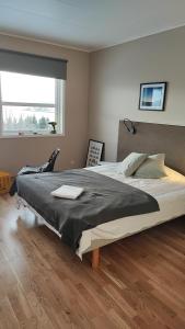 a bedroom with a large bed and a window at Magic Mountain Lodge - Lyngen in Lyngseidet